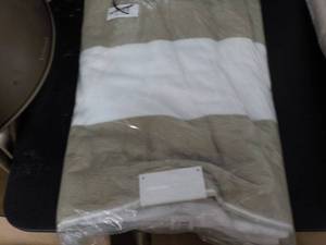 lot 67 image: Caroline Collection Large Bath Towe...