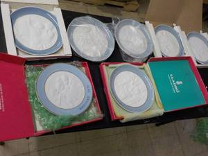 lot 145 image: Lladro Xmas Plates...