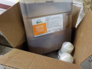 lot 333 image: 2 cases of 3 - 3 Liter Jugs each Co...