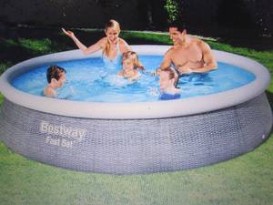 lot 33 image: Bestway Fast Set Rattan Pool open b...