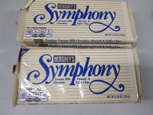 lot 122 image: 12 XL Hershey Symphony Bars...