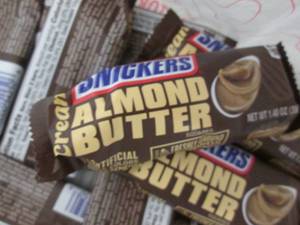 lot 143 image: 12- 1.4 oz Snickers Almond Butter B...