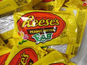 lot 163 image: 24 pks Reeses Eggs...