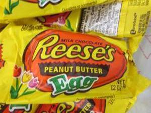 lot 164 image: 24 pks Reeses Eggs...
