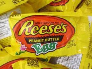 lot 166 image: 24 pks Reeses Eggs...