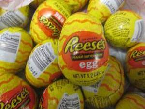lot 170 image: 24 Reeses Eggs...