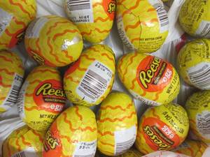 lot 209 image: 24 Reeses Eggs...