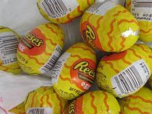 lot 210 image: 24 Reeses Eggs...
