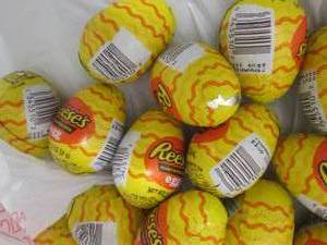 lot 211 image: 24 Reeses Eggs...