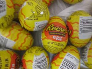 lot 212 image: 24 Reeses Eggs...