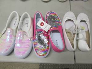 lot 237 image: 3 Pair NWT Shoes Size 4...