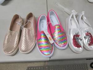 lot 239 image: 3 Pair NWT Shoes Size 5...