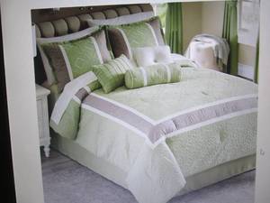 lot 318 image: Lakeland 21-Piece Bed Set King Reta...
