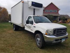 lot 2 image: 2003 Ford F-550 Super Duty 2-Door Refrigeration Box Truck w Lift Gate