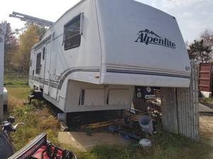 lot 9 image: Alpenlite St. Andrews 33RK Travel Club 5017 RV Dual-Axle 5th Wheel Trailer