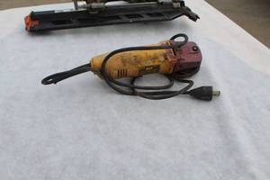lot 34 image: DeWalt 4-12 Angle Grinder DW402