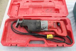 lot 19 image: Milwaukee Heavy Duty Sawzall 6509-22, Case