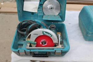 lot 21 image: Makita Circular Saw 7-14 5007MG, Spare Saw Blades, Case