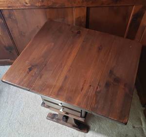 lot 402 image: Early American Kling Colonial Drop Leaf Side Table