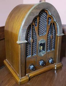 lot 1900 image: Antique Inspired GE Shelf Radio