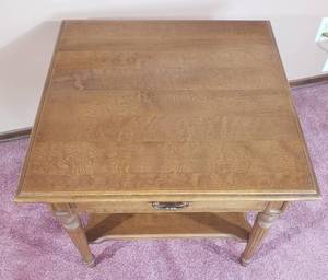 lot 412 image: Traditional Ethan Allen Maple Side Table