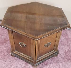 lot 605 image: Traditional Ethan Allen Side Table Cabinet