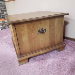 lot 620 image: Ethan Allen Solid Wood Side Table