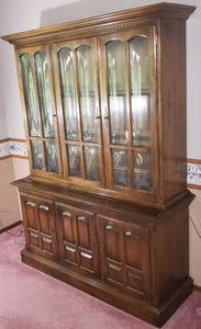 lot 520 image: Fabulous Ethan Allen China Cabinet