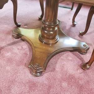 lot 515 image: Beautiful Traditional Octagon Dining Table and Chairs
