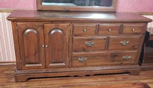 lot 415 image: Kling Colonial Bedroom Eight Drawer Dresser and Mirror