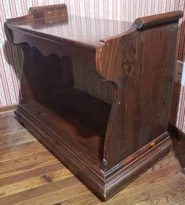 lot 703 image: Early American Bedroom Bench