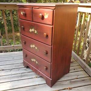 lot 511 image: Charming Farmhouse Four Drawer Dresser