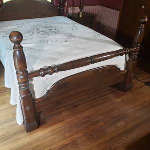 lot 506 image: 4 Poster Queen Bed