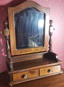 lot 705 image: Gentlemens Dresser Vanity Mirror Box