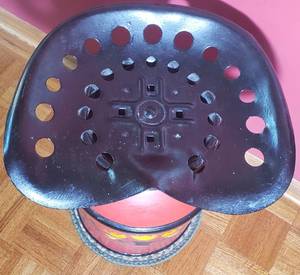 lot 715 image: Charming Farmhouse Milk Can with Tractor Seat Stool