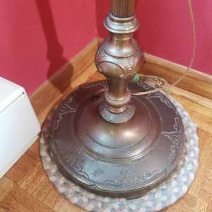 lot 722 image: Amber Stain Glass Standing Floor Lamp