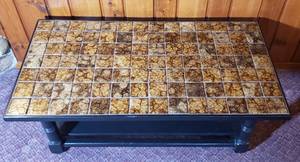 lot 914 image: Retro Tile Top Coffee table