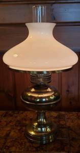 lot 803 image: Vintage Brass Oil Lantern Table Lamp