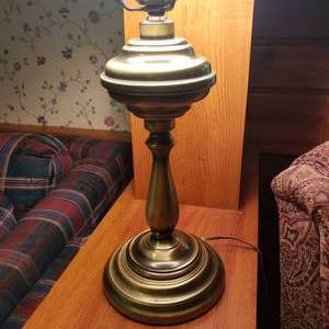 lot 1104 image: Early American Brass Table Lamp
