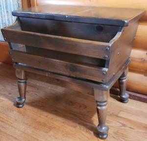 lot 712 image: Early American Drak Pine Side Table