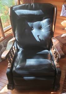 lot 911 image: Bicentennial Black Recliners Pair
