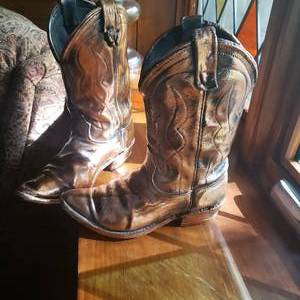 lot 805 image: Bronze Cowboy Boots