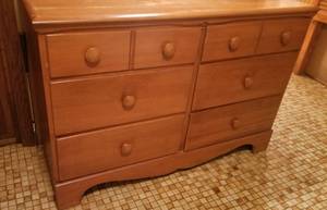 lot 405 image: Vintage Maple Six Drawer Dresser