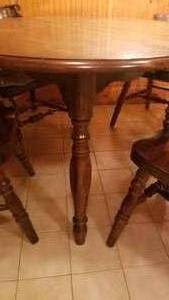 lot 410 image: Early American Pine Dining Table with 4 Chairs & 2 Leaves