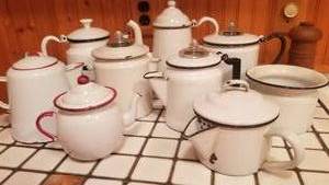 lot 524 image: Vintage Enamelware Kettle and Teapot Collection