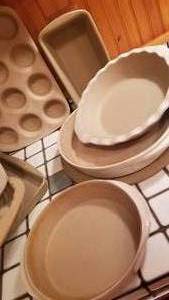 lot 1404 image: Pampered Chef Stoneware Bakeware  10 Pieces