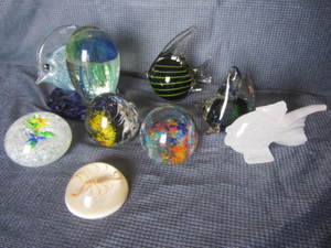 Paperweights with fish, qty 6, marb...