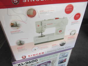 Singer Classic 44S portable sew mac...