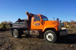 2000 International 2554 Dump Truck With Snow Plow and Sanders