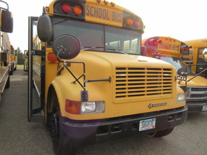 lot 686 image: 2003 INTERNATIONAL SCHOOL BUS